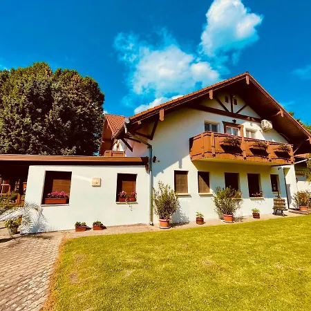 Sommer Panzio Nocleg ze śniadaniem Balatonföldvár